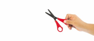 Eller kırmızı saplı makası tutar - beyaz arkaplan