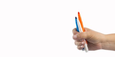 Elinizde renkli kalem işaretleri - beyaz arkaplan