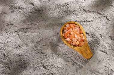 İnce taneli pembe Himalaya tuzu ve kristalleri - metin uzayı