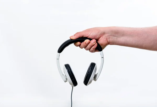 Mano Latina Sosteniendo Auriculares Blancos Espacio Texto — Foto de Stock