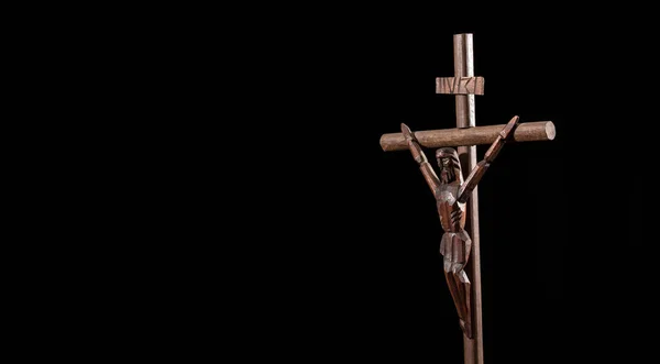 Crucifijo Cruz De Madera Sobre Fondo Blanco Foto de stock y más banco de  imágenes de Cruz - Objeto religioso - Cruz - Objeto religioso, Cruz -  Forma, Madera - Material - iStock