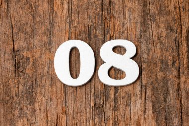Rakam sıfır sekiz - Kırsal ahşap arka planda beyaz sayılar