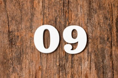 0-9 - Kırsal arka planda ahşap sayılar