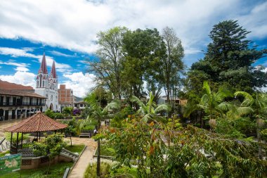 La Ceja, Antioquia - Kolombiya. 26 Haziran 2021. Carmen Ana 'nın önemsiz bazilikası, Kolombiya Katolik Kilisesi.