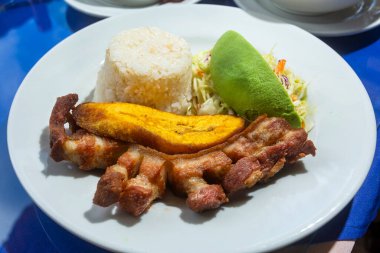 Muzlu kızarmış chicharron, geleneksel Kolombiya yemekleri.