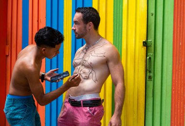 Medellin, Antioquia, Kolombiya. Temmuz 04, 202. Şehrin sokakları LGBTİ gurur yürüyüşü ile renk ve neşe doluydu..