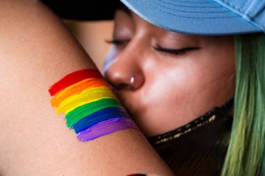 Medellin, Antioquia, Kolombiya. Temmuz 04, 202. Şehrin sokakları LGBTİ gurur yürüyüşü ile renk ve neşe doluydu..