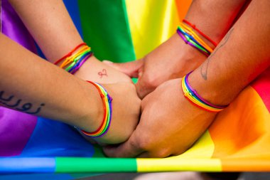 Medellin, Antioquia, Kolombiya. Temmuz 04, 2021. LBGTI + topluluğu şehrin sokaklarında yürüdü.