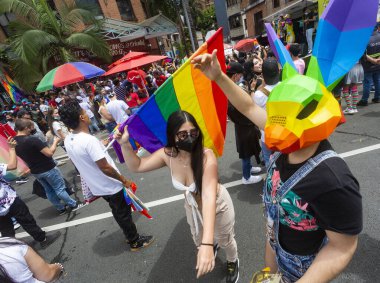 Medellin, Antioquia, Kolombiya. Temmuz 04, 202. Şehrin sokakları LGBTİ gurur yürüyüşü ile renk ve neşe doluydu..