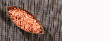 Himalaya pembe tuz kristalleri, Pakistan 'dan toz kırmızı kaya tuzu