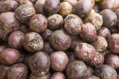 Geleneksel Kolombiya pazarında Gulupa organik meyvesi - Passiflora pinnatistipula