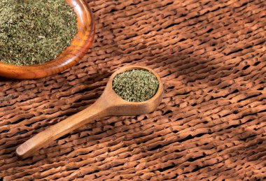 Artemisia dracunculus - Ahşap kaşıkta kurumuş organik tarhun yaprakları