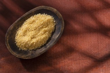 Panko Japon ekmeği ahşap kasede kırıntılar içinde.