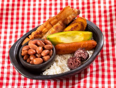 Bandeja paisa Kolombiya 'nın en temsili yemeği ve Antioquia gastronomisinin nişanı.