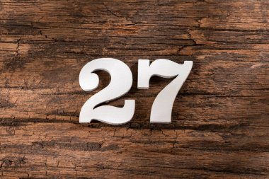 27 27 - Kırsal arka planda beyaz ahşap numara
