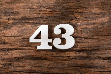 Kırk üç 43, kırsal alanda beyaz ahşap numara.