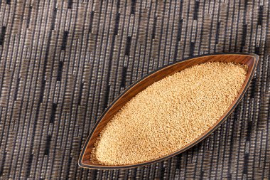 Ahşap kasede çiğ organik amaranth tohumları - Amaranthus