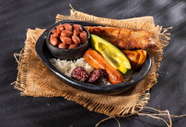 Bandeja paisa Kolombiya 'nın en temsili yemeği ve Antioquia gastronomisinin nişanı.