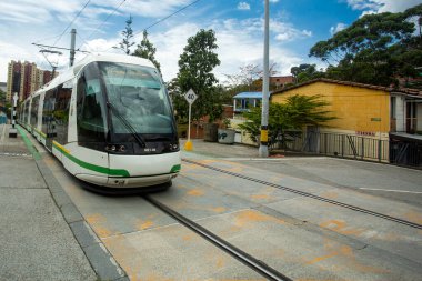 Medellin, Antioquia / Kolombiya - 15 Ağustos 2021. Ayacucho Tramvayı 'nın T hattı orta kapasiteli toplu taşıma sistemi olarak kullanılan bir tramvay hattıdır.