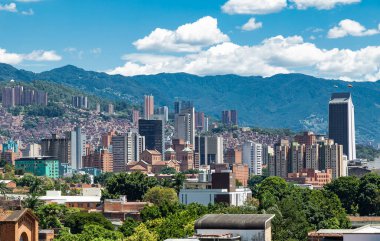 Medellin, Antioquia. Kolombiya - 17 Eylül 2021 - Şehrin panoramisi. Kolombiya 'nın bir belediyesidir ve Antioquia ilinin başkentidir..