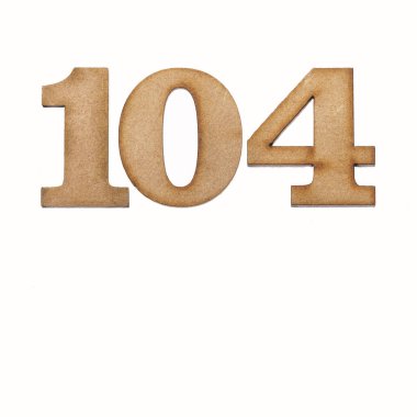 Tahtada 104 numara, beyaz arka planda izole.