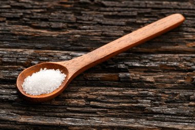 Kaşık üzerinde rafine edilmiş beyaz şeker taneleri Saccharum officinarum