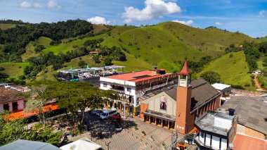 Maceo, Antioquia, Kolombiya. 21 Eylül 2025. San Pedro Claver Parish, belediyenin ana parkında yer alıyor..