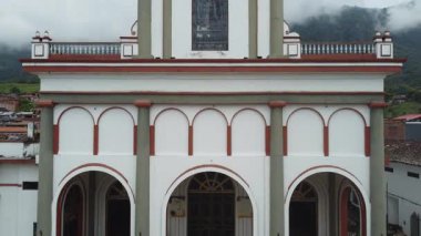 Tamesis, Antioquia, Kolombiya. 22 Temmuz 2025. Katolik cemaati kasabanın ana parkında yer alıyor.