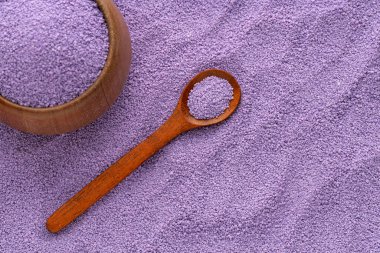 Yaban mersini aromalı şeker kaşıkta ve kasede