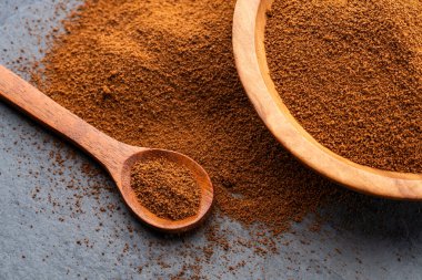 Kase ve kaşıkta organik hazır kahve.