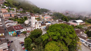 Filadelfia, Caldas, Kolombiya. 7 Ekim 2025. İHA görüntüsü. Bölümün batısında yer alan belediye.