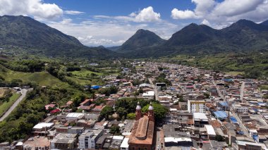 Supia, Caldas, Kolombiya. 7 Ekim 2025. Katolik cemaati kasabanın ana parkında yer alıyor.