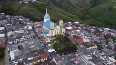 Aranzazu, Caldas, Kolombiya. 6 Ekim 2025. Kasabanın ana kilisesinin panoramik drone görüntüsü.