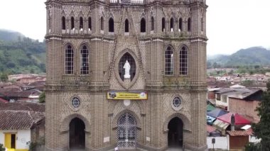 Jardin, Antioquia, Kolombiya. 8 Ekim 2025. 1985 'ten beri Kolombiya Ulusal Anıtı olarak kabul edilen Lekesiz Gebeliğin Küçük Bazilikası