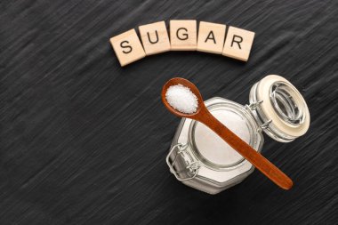 Cam kavanozda rafine edilmiş beyaz şeker ve kaşık - Saccharum officinarum