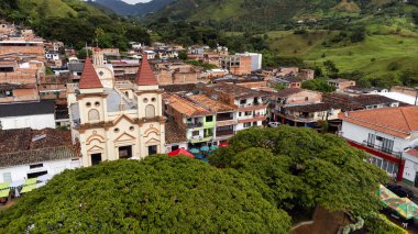 Hispania, Antioquia, Kolombiya. 8 Ekim 2025. Katolik cemaati kasabanın ana parkında yer alıyor.