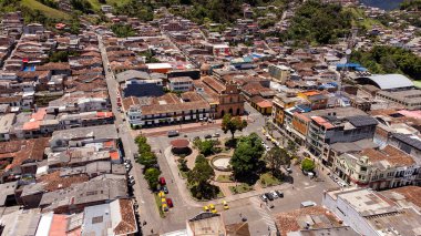 Riosucio, Caldas, Kolombiya. 7 Ekim 2025. İnsansız hava aracı ile hava görüntüsü. 54.078 nüfuslu belediye.