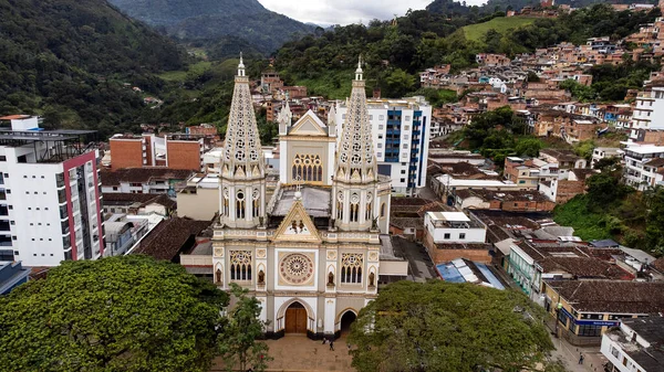 And Dağları, Antioquia, Kolombiya. 8 Ekim 2025. Kasabanın ana kilisesinin panoramik drone görüntüsü.