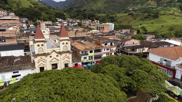 Hispania, Antioquia, Kolombiya. 8 Ekim 2025. Katolik cemaati kasabanın ana parkında yer alıyor.