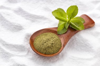 Stav bitkisinin doğal toz tatlandırıcısı Stevia rebaudiana