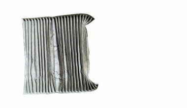 Kirli ve değiştirilmesi gereken kullanılmış bir araba klima filtresi