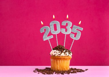 Yeni yıl kutlamaları için 2035 numaralı mumlar.