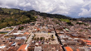 Abejorral, Antioquia, Kolombiya. 15 Ekim 2025. Katolik cemaati kasabanın ana parkında yer alıyor.