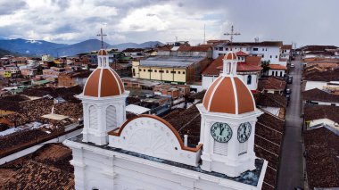 Aguadas, Caldas, Kolombiya. 5 Ekim 2025. Kasabanın ana kilisesinin panoramik drone görüntüsü.