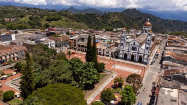 Riosucio, Caldas, Kolombiya. 7 Ekim 2025. İHA görüntüsü. Bölümün kahve yetiştiren bölgesinde yer alan belediye