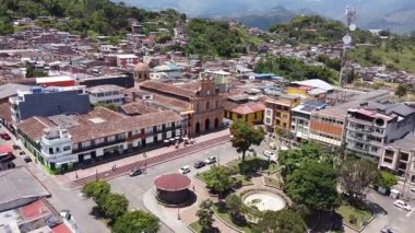 Riosucio, Caldas, Kolombiya. 7 Ekim 2025. San Sebastian Kilisesi 'nin panoramik drone görüntüsü