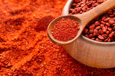 Bixa orellana kaşıkta ve kasede ezilmiş organik annatto.