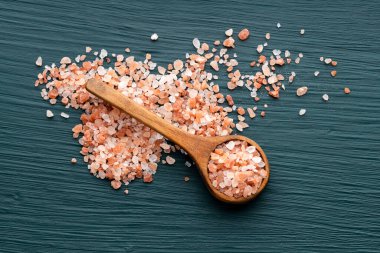 İnce taneli ve kalın taneli saf tuz - Himalaya pembe kristalleri.