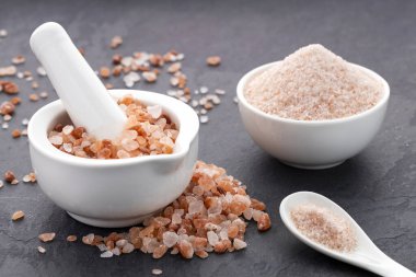 Saf, ince Himalaya tuzu bir kase, kaşık ve tokmak - pembe kristaller.