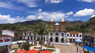 El Penol, Antioquia, Kolombiya. 12 Ağustos 2025. Bu çekim eski Peol kasabasını yeniden canlandırıyor. Plazası ve diğer binalarıyla..